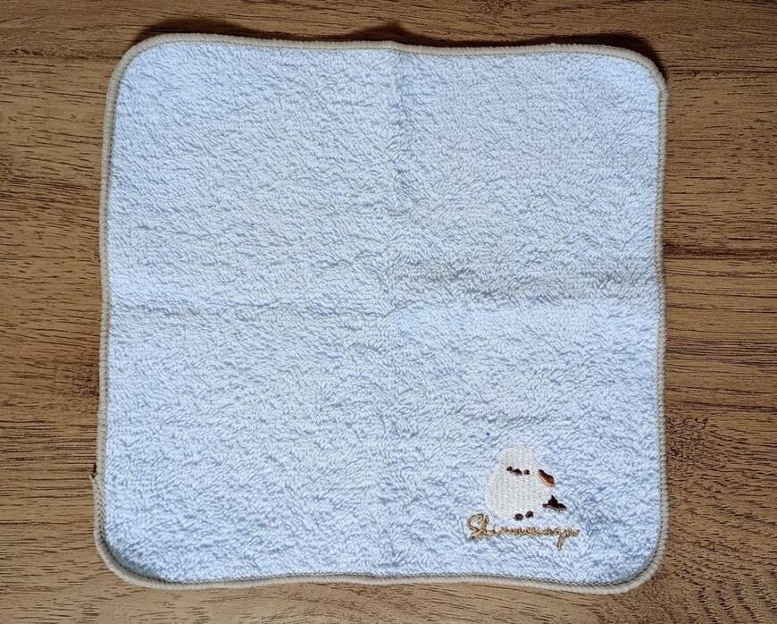 筆者撮影（セリア、単色メロー刺繍タオルハンカチ20×20cmシマエナガ）
