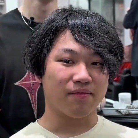 「バッサリ切っちゃっていいですか？」と話す就活前の男性が、カットで前髪を上げた、清潔感のあるスタイルにチェンジ
