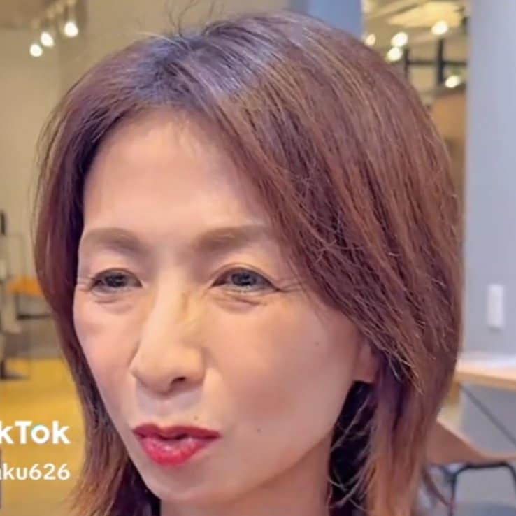 「老けて見える」と悩む女性がショートへ大胆イメチェン。骨格に合わせたカットや前髪のボリュームアップで、首まわりがスッキリ若々しく仕上がる大人のヘアチェンジ術