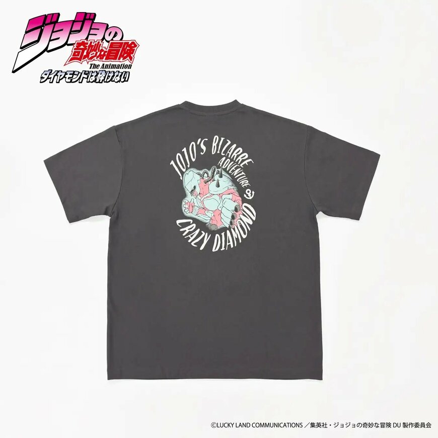 出所：イオン　アニメ『ジョジョの奇妙な冒険 ダイヤモンドは砕けない』　「クレイジー・ダイヤモンド」プリントＴシャツ