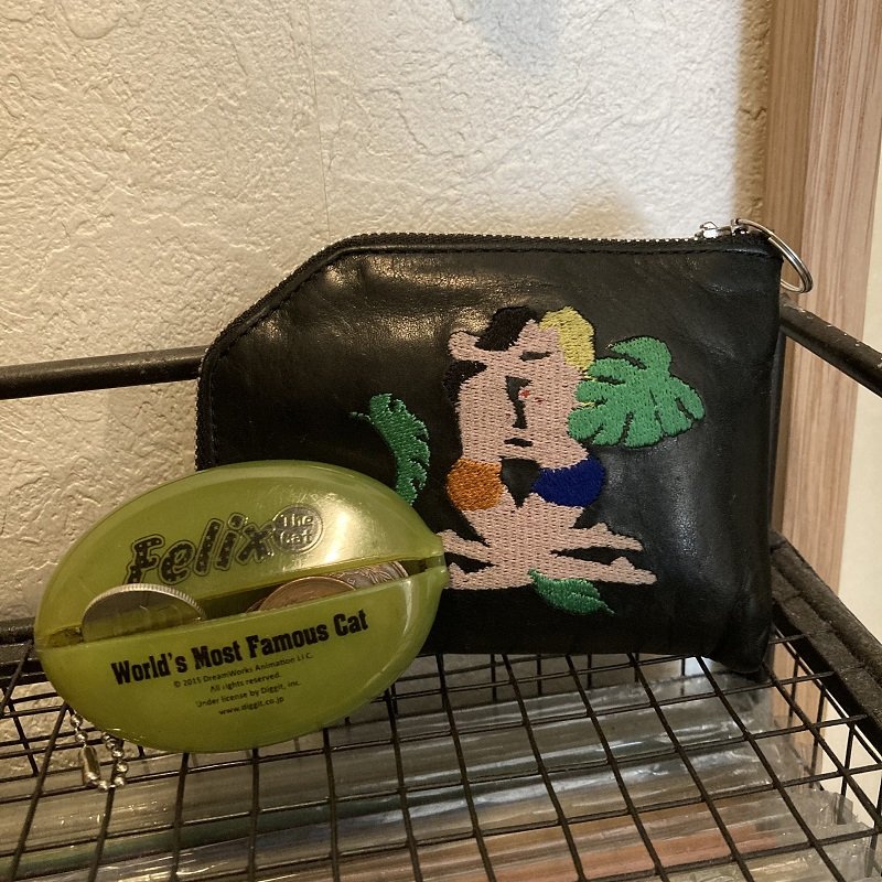 （右）Carne BollenteのL字型財布、（左）ノーブランドのコインケース