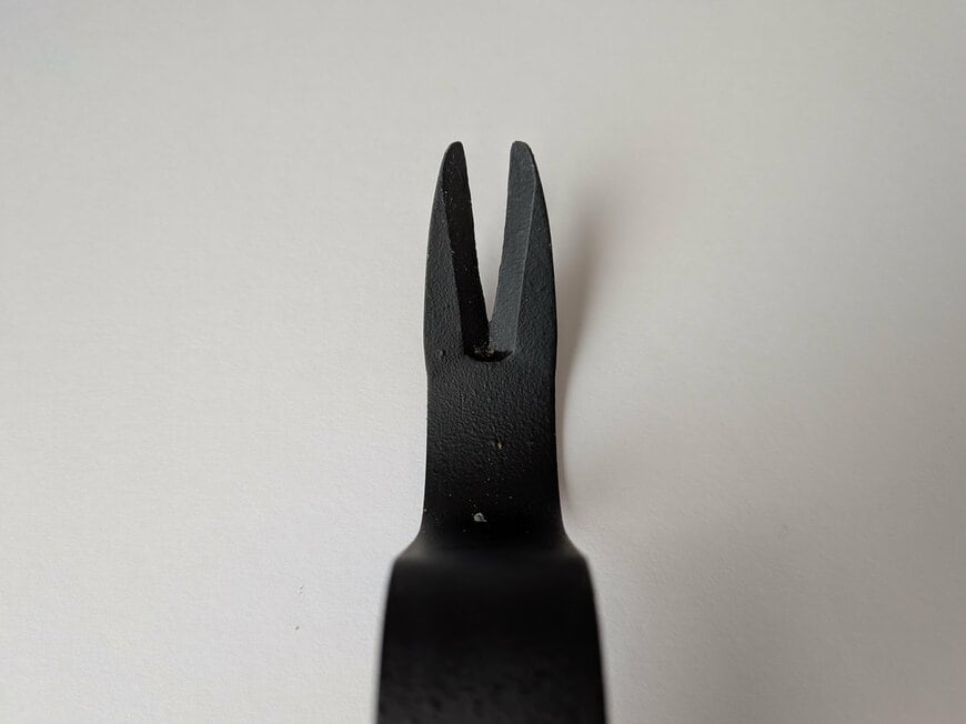 「先端の二股の間に、雑草を挟み込んで使います。」