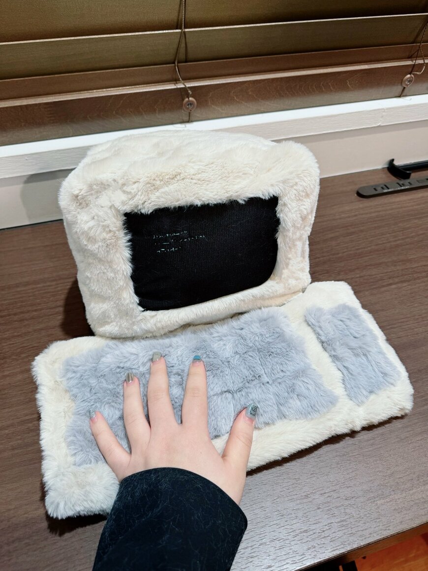 かわいい冬毛のパソコン