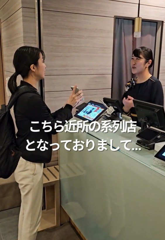 フロントでのチェックインの様子