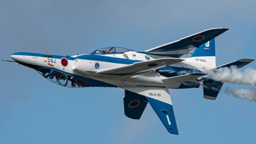 背面の1番機が手前、水平に飛んでいる3番機が奥側を飛んでいた