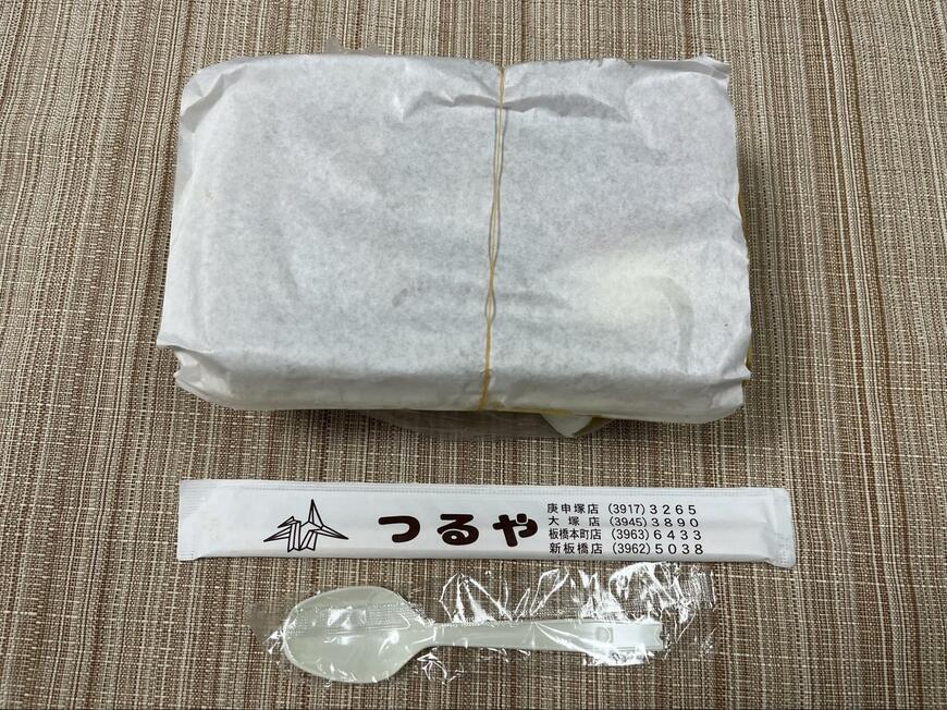 「弁当 つるや」で購入したエンムスカレー