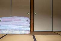 布団の収納方法とは？押入れ・クローゼット別のコツと湿気・カビ対策