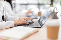 電話対応中に描いた「特撮ヒーローの点描画」　とんでもないクオリティに仰天