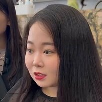 「広がっちゃうのが1番悩み」超ロングヘアの女性が…プロのカットで上品「鎖骨下ミディアムロング」にスタイルチェンジ