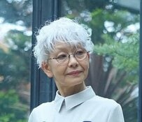 【64歳マダム】「年齢に縛られない」気品溢れるワンピースコーデに憧れの声「カッコイイ」「佇まいが美しい」