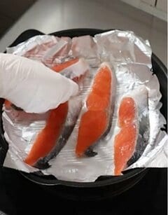 タッパーに詰める4人分の【定番焼き鮭弁当】が話題　彩り豊かで食欲そそるお弁当がたまらない…