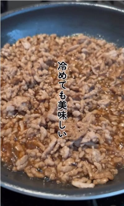 ひき肉でそぼろを作っていく