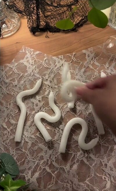 曲げて形をつけた白いろうそく
