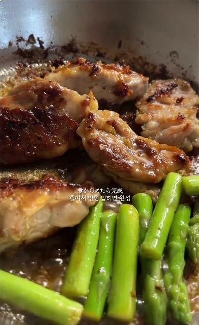 バターとレモン汁、蜂蜜、醤油を煮からめたチキン