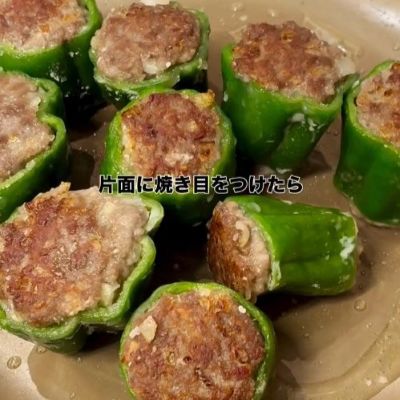【夫弁当】焼肉のタレを使った「ピーマンの肉詰め」入りのお弁当がおいしそう！お花の形のゆで卵などカラフルな副菜もたっぷり