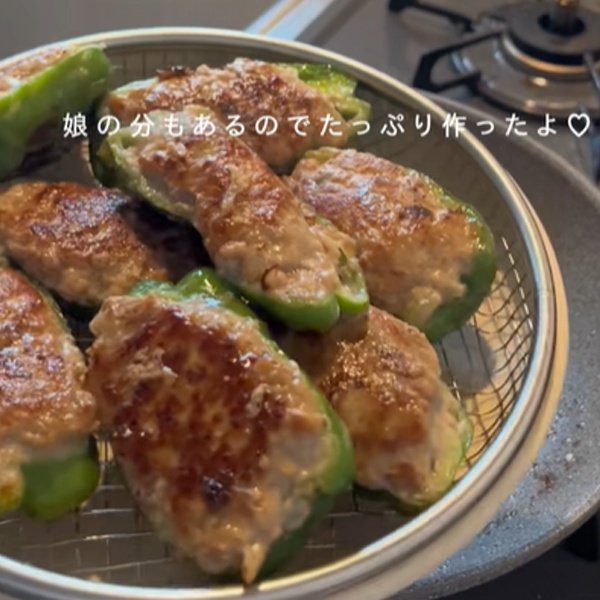 妻が夫に作る【のっけ弁当】お手製ソースがかかった「ピーマンの肉詰め弁当」目玉焼きとセットでインパクトばっちり！