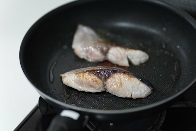 自宅で「焼いたブリ」に違和感　テンションが下がってしまう光景に「流石にこの見え方は…」
