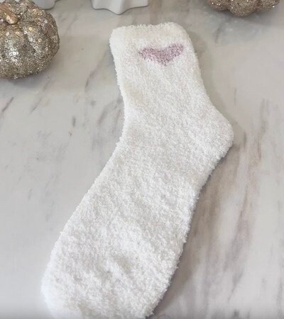 【100均DIY】ダイソーの〈もこもこ靴下〉→可愛い〈かぼちゃのオーナメント〉に大変身！ハロウィンにぴったりの簡単DIY！
