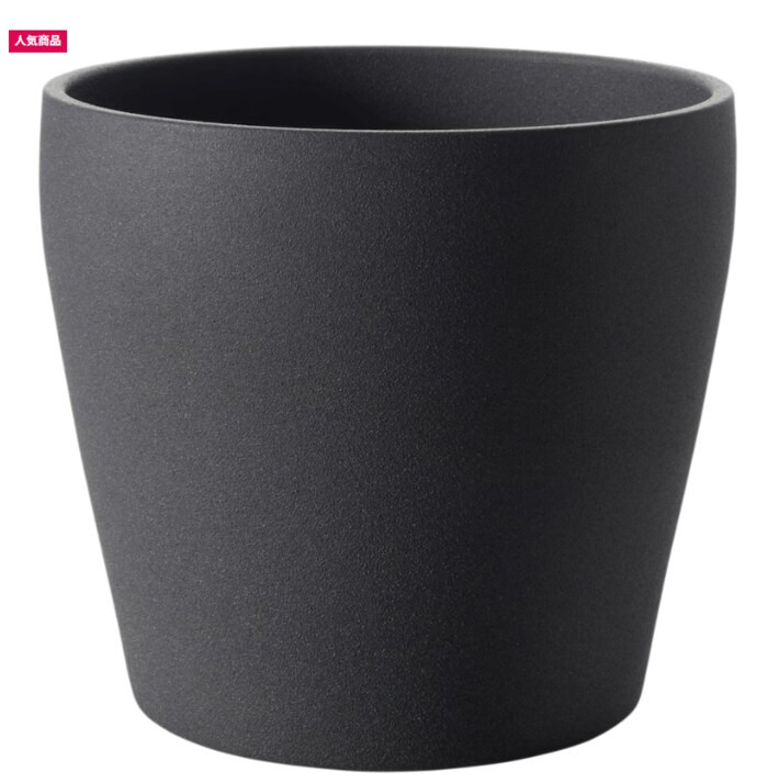 お部屋の雰囲気をグッとハイセンスにする、シンプルなデザインの鉢カバー