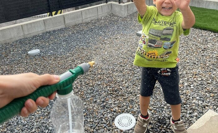 霧吹きタイプを使って子どもと水遊び