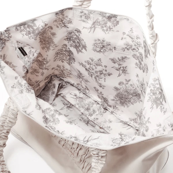 底のファスナーをスッと開けるだけでバッグのマチが広がります