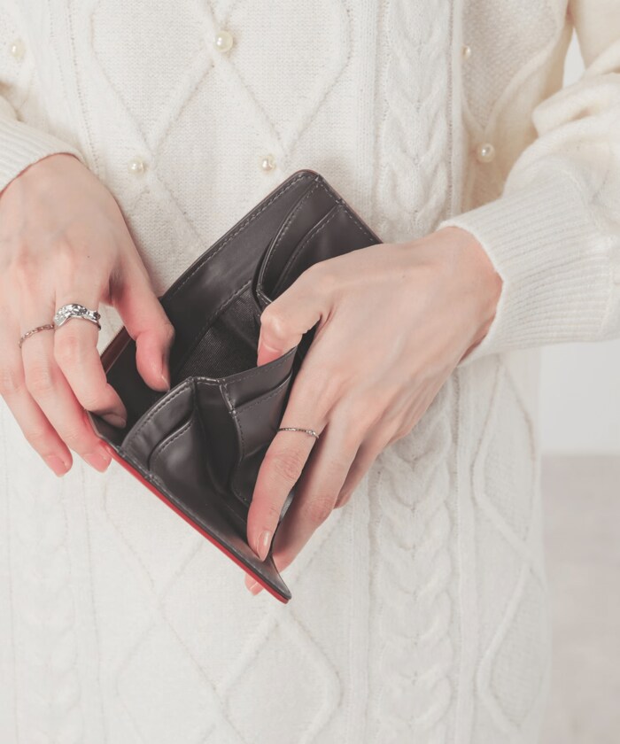 前と後ろで小銭とお札を分けて収納することもできて便利