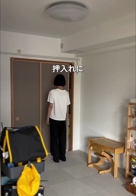 ふすまを外した押入れが「丸棒のカーテンレール」で一変　「開け閉めスムーズな目隠し収納」が最高