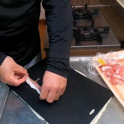 【テストを頑張る息子に作る父ちゃん弁当】ご飯の上に串打ちしたおかずをのっけた「豚しそ巻き焼き弁当」が美味しそう！と話題