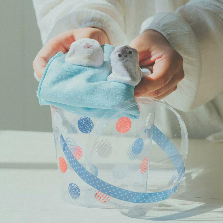 出所：フェリシモ【公式通販】お友だちを連れてくる　アザラシひょっこりハンドタオル【ラッピングキット付き】