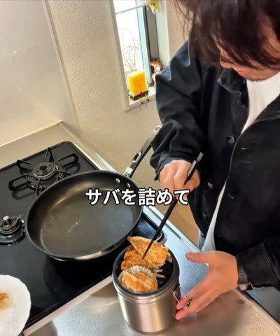 「やっぱり茶色のおかずは最強」シングルファザーが新社会人の息子に作る焼きサバ弁当。冷凍サバを一度水で洗い流して臭みをとる調理の手順とお弁当の仕上がり