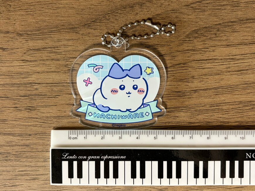 筆者撮影（ダイソー、アクリルキーホルダーハチワレ）