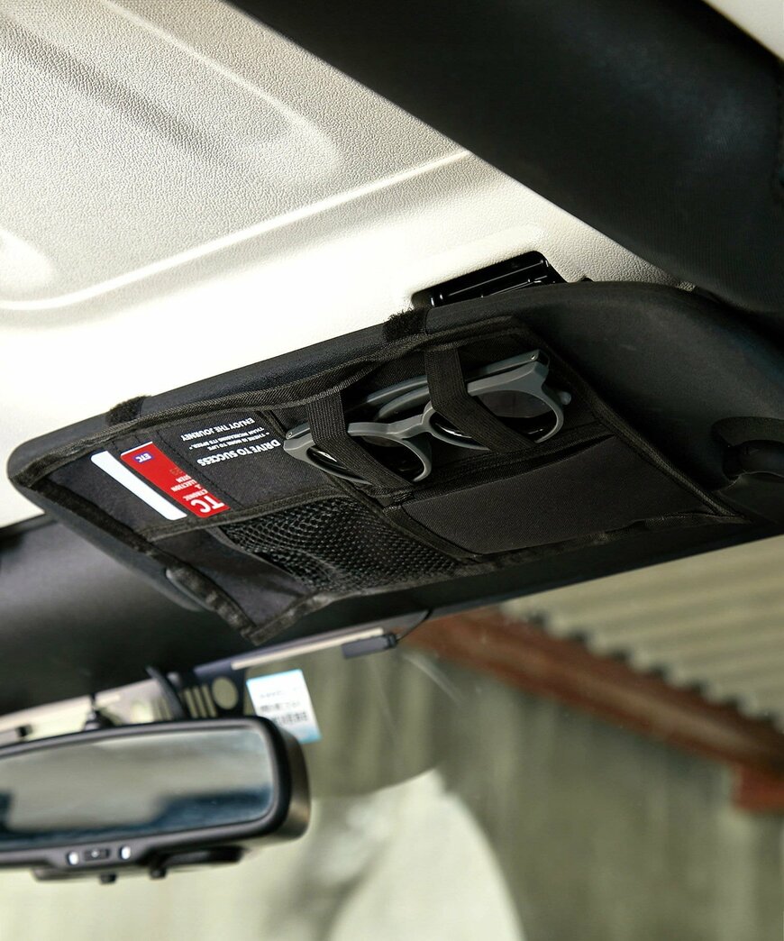 出所：3COINS公式　CARサンバイザー収納／MENS