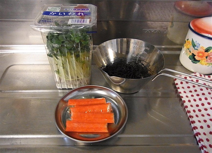 カニカマと長ひじきと貝割れ大根という安価な食材で作ります！