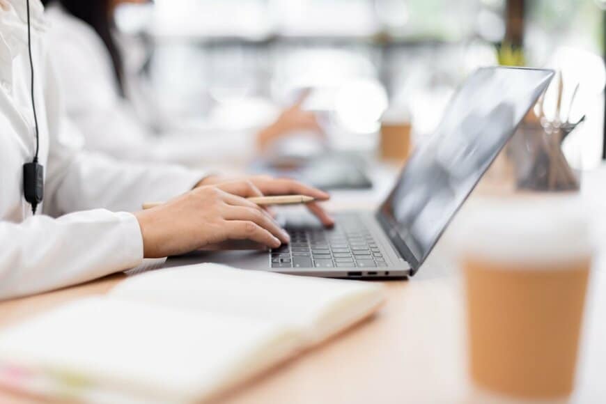 電話対応中に描いた「特撮ヒーローの点描画」　とんでもないクオリティに仰天