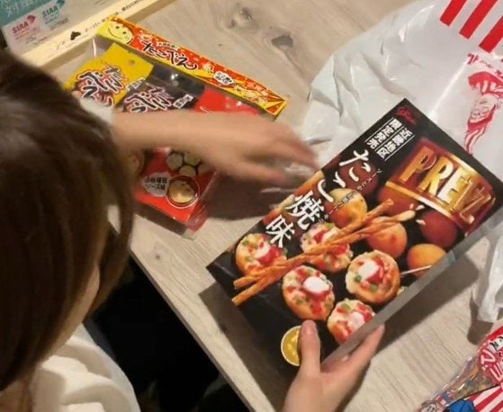 自分用のお土産としてご当地のお菓子を買ったけど…「ホテルに戻った後の行動」に思わず共感してしまう