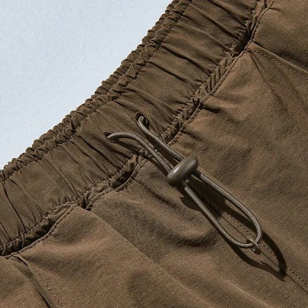 出所：ファミリーマート公式　ジョガーパンツ　ブラウン