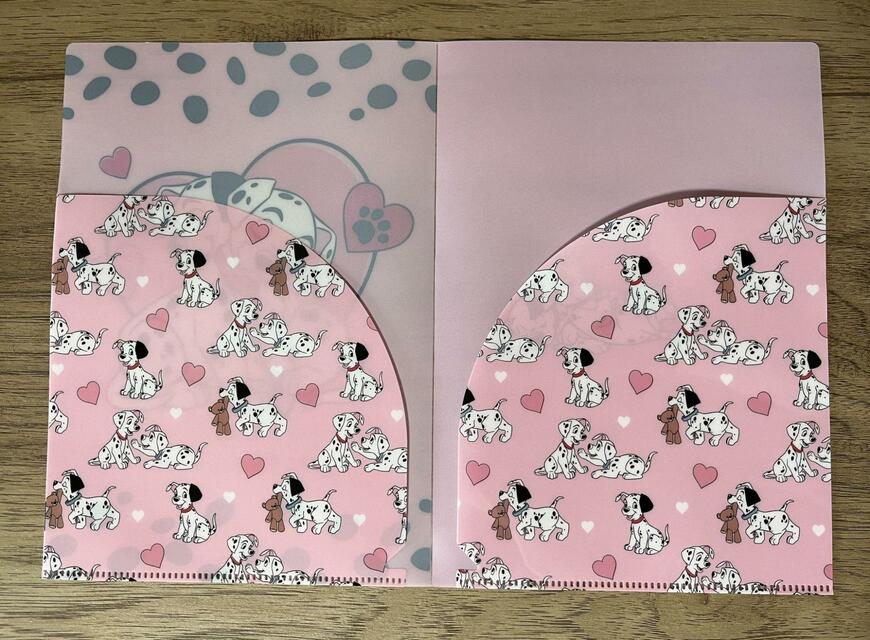 筆者撮影(セリア、A5 二つ折りクリアファイル/101匹わんちゃん)