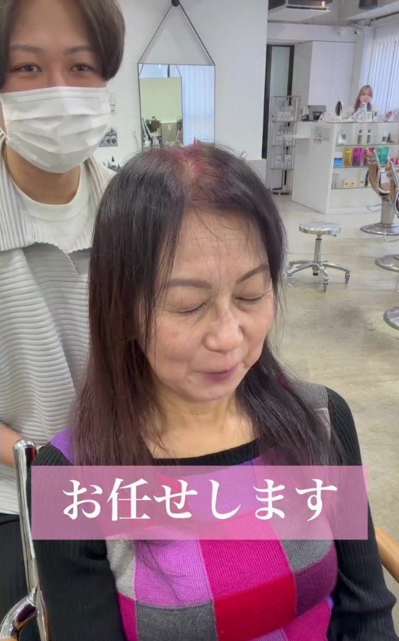 「やっとの思いで予約しました」と話した女性。カットで前髪をつくり、丸みのあるショートにスタイルチェンジ