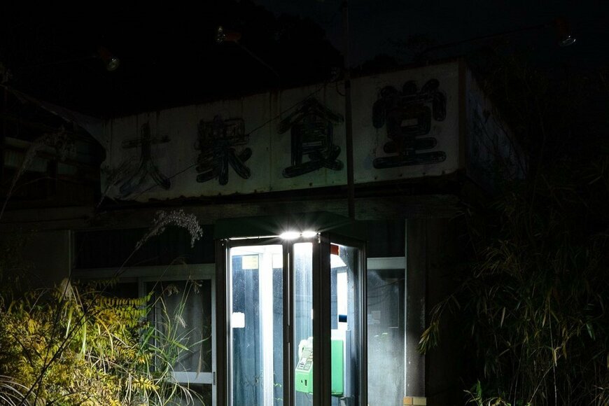 関西で撮影された「不気味な電話ボックス」がSNSで話題　幽霊のようなものが写っていた…