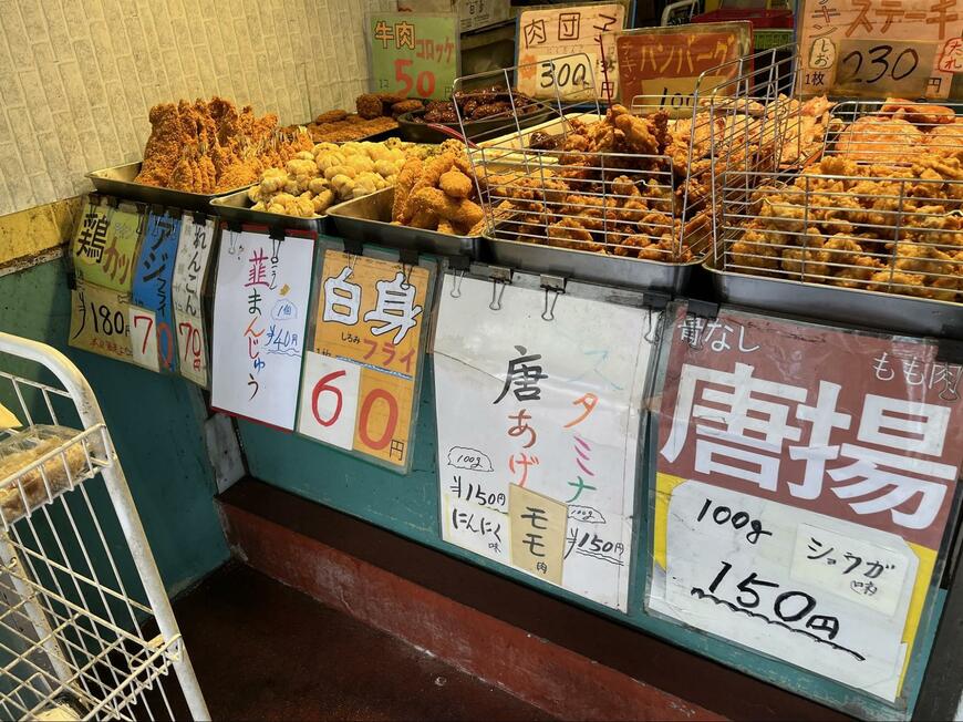 安くておいしそうな惣菜が並ぶ