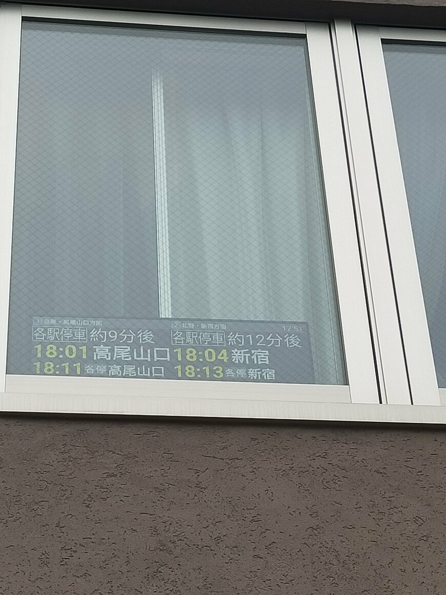 学校内の寮の窓に設置された自作発車標