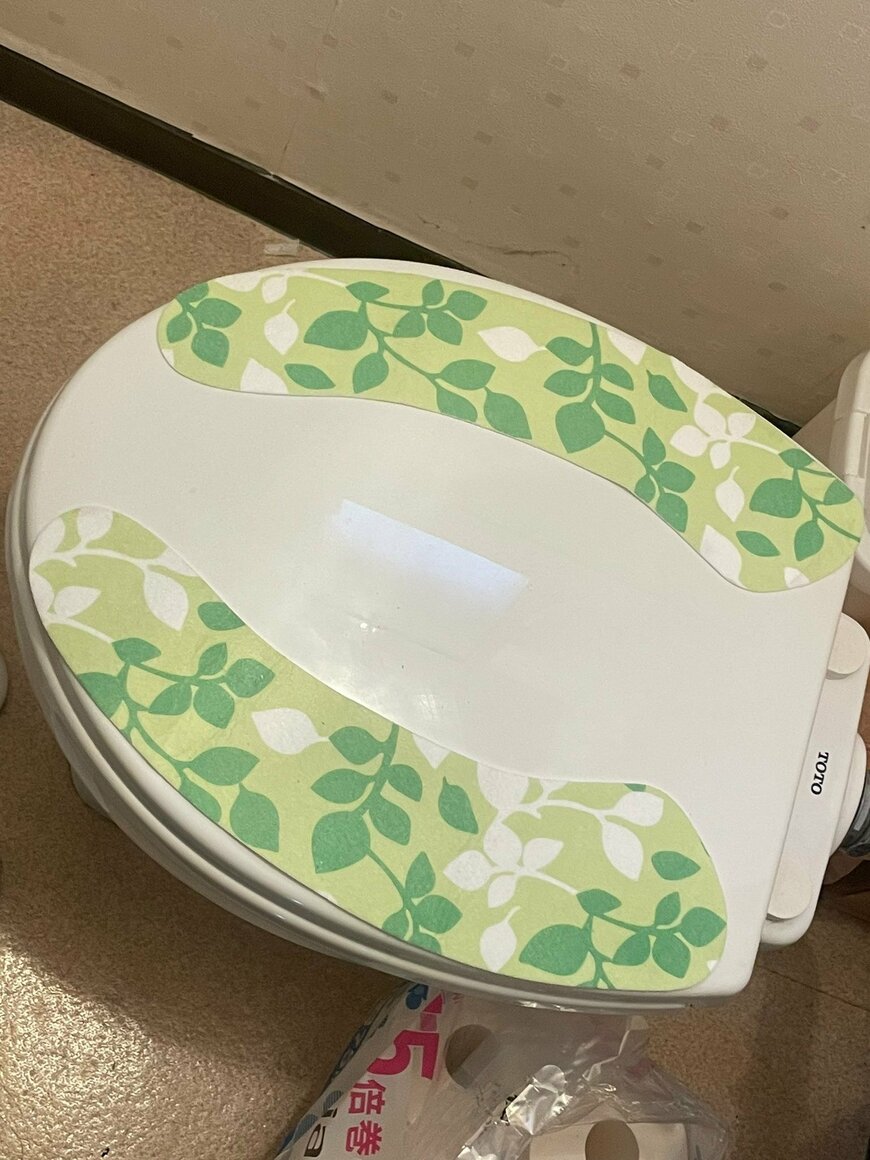 便座シートが貼り付けられたトイレのふた
