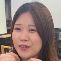 【大変身】丸顔に悩む女性が顔まわりカットで大胆イメチェン！可愛らしい仕上がりに笑顔