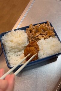 【男子高校生弁当】ご飯に段差をつけた盛り付けセンスは必見！お肉もお米もたっぷり入って美味しそう！