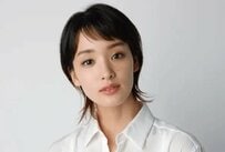 剛力彩芽、雰囲気変わり過ぎ…金髪×メガネの私服コーデに「美のオーラが半端ない」「センス抜群」ネット絶賛