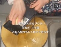 彼のために作る【鮭のタルタルソースがけ弁当】彼女の愛とおかずがたっぷり詰まったボリューム満点のお弁当が話題