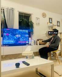 突然イスを持ってきたパパ　テレビの横に設置した理由に心が温まる