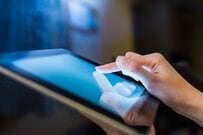 ジャパンディスプレイは二兎を追う戦略で生き残れるか〜有機EL量産報道で株価急騰