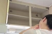 開けるのが億劫だった「キッチンの吊戸棚の扉」が大変身　つっぱり棒×カーテンですっきり目隠し