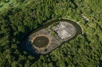 山の中に残された「プール跡」に思わず目を疑う　「もはや古墳だな」